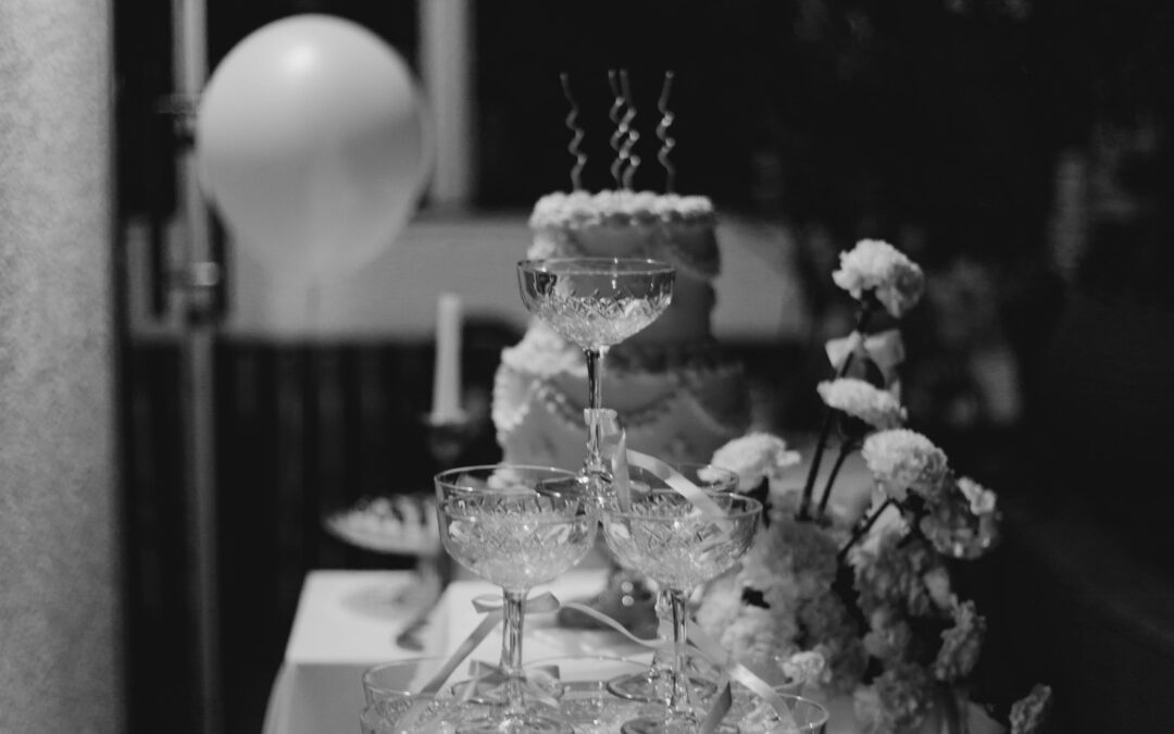 Tisch mit schönen Gläsern, leer als Pyramide stehend